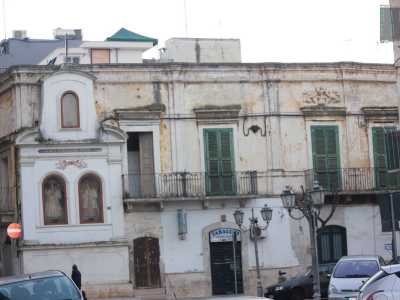 L'ottocentesco palazzo Trulli, simbolo del centro storico di Triggiano: l'edificio versa in stato di abbandono e i suoi storici ipogei giacciono in un mare di rifiuti